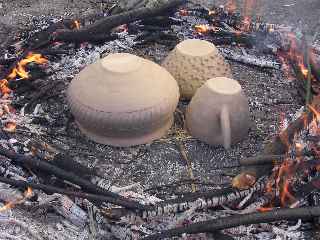 Brennen kaiserzeitlicher Keramik im offenen Feldbrand.